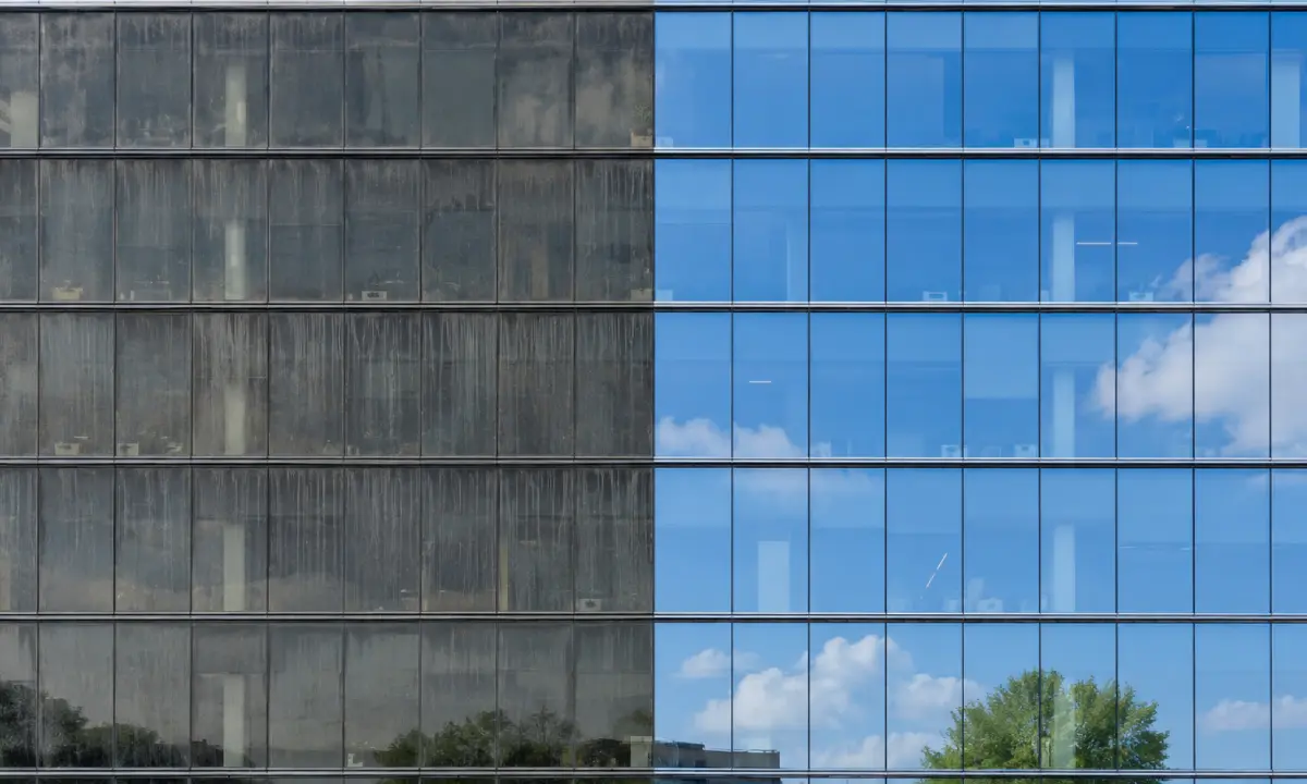 Façade vitrée nettoyée par drone : contraste avant / après