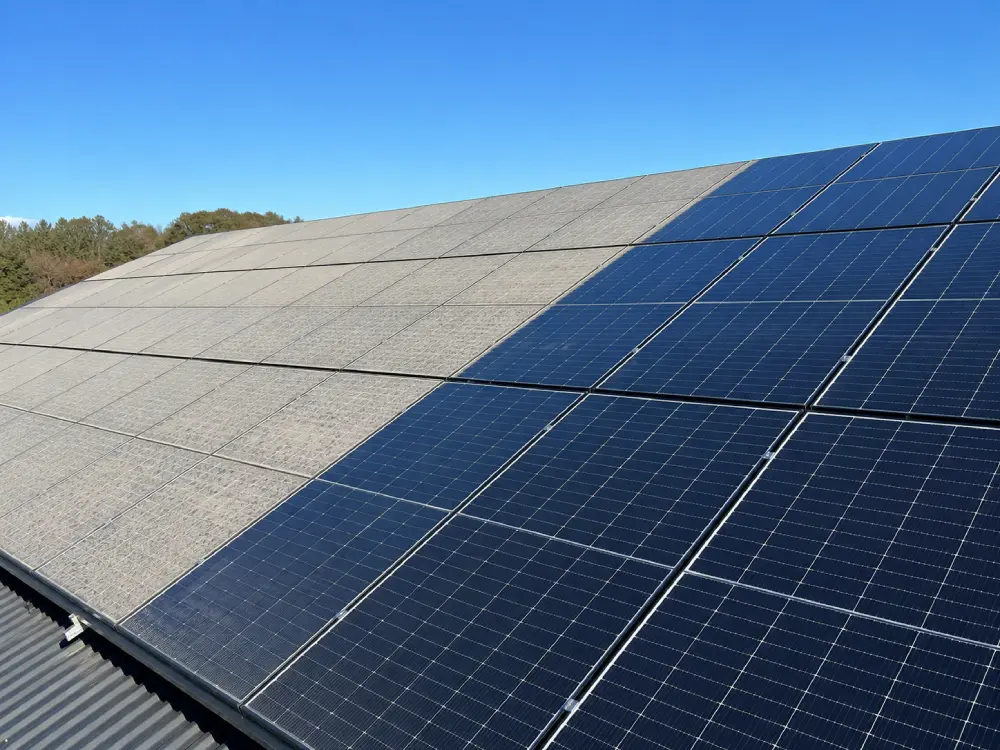 Panneaux solaires nettoyés par drone : rangées propres et encrassées côte à côte